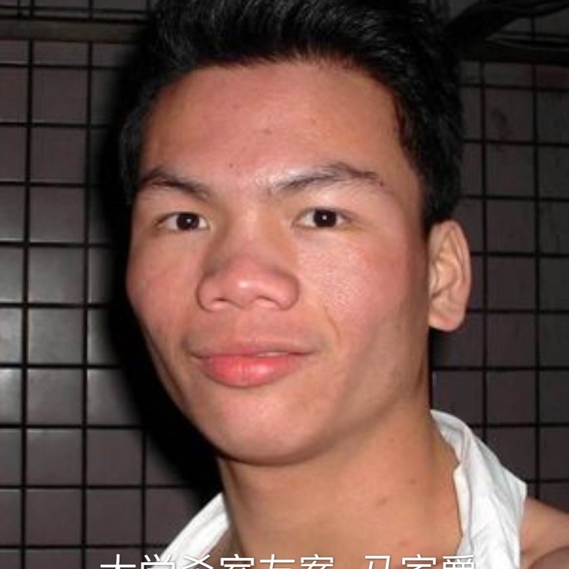 视频中一女孩边走边看手机,突然被迎面而来的一名男子用拳头重击头部