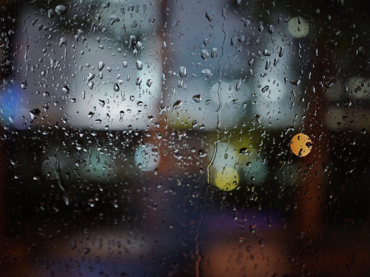 下雨天美好的窗景