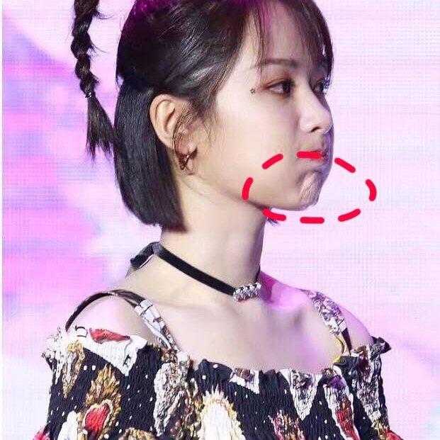 下巴有核桃纹就能证明没整下巴