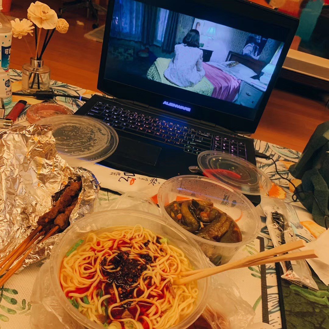 和闺蜜窝在家里