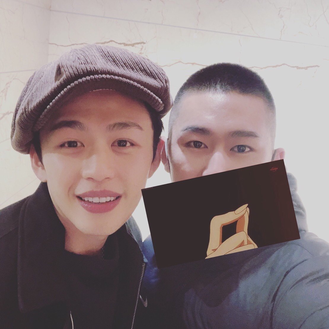 我和爱豆的合影艺人李鸿其非常酷的男艺人