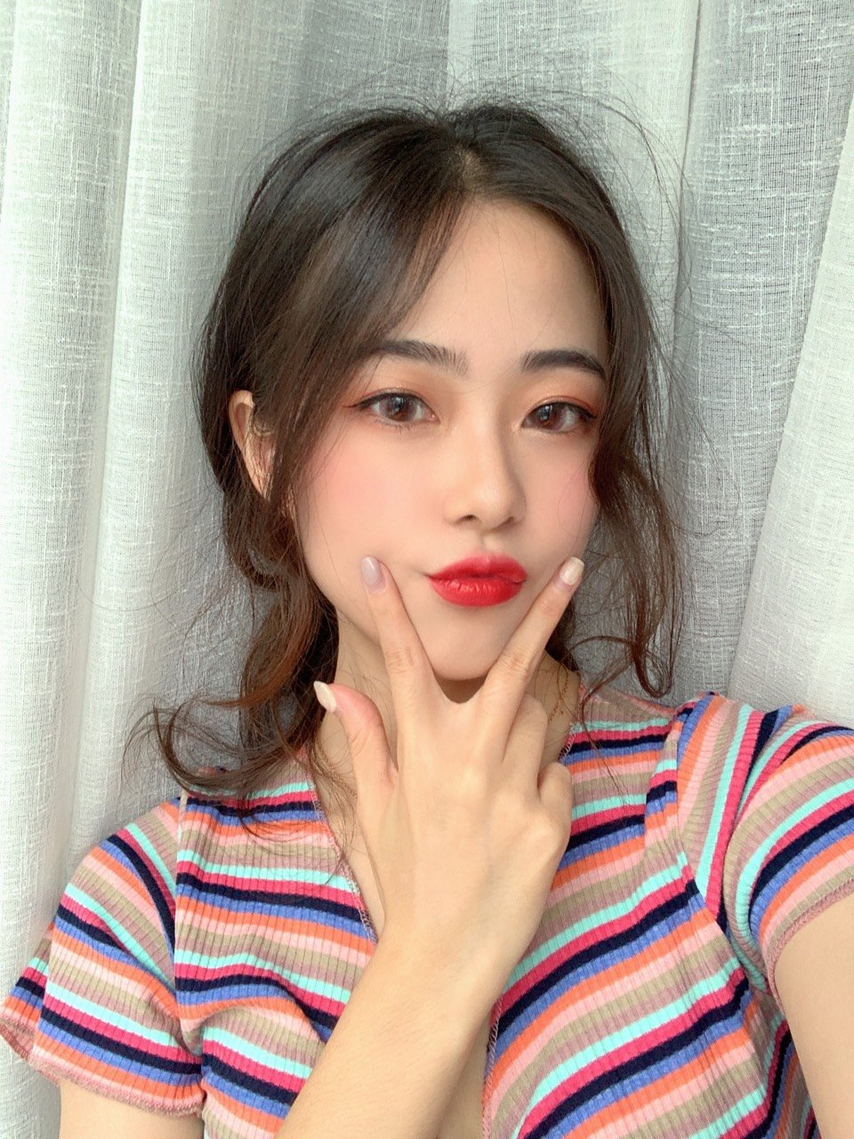 如何好看的自拍手势和表情和重要哦