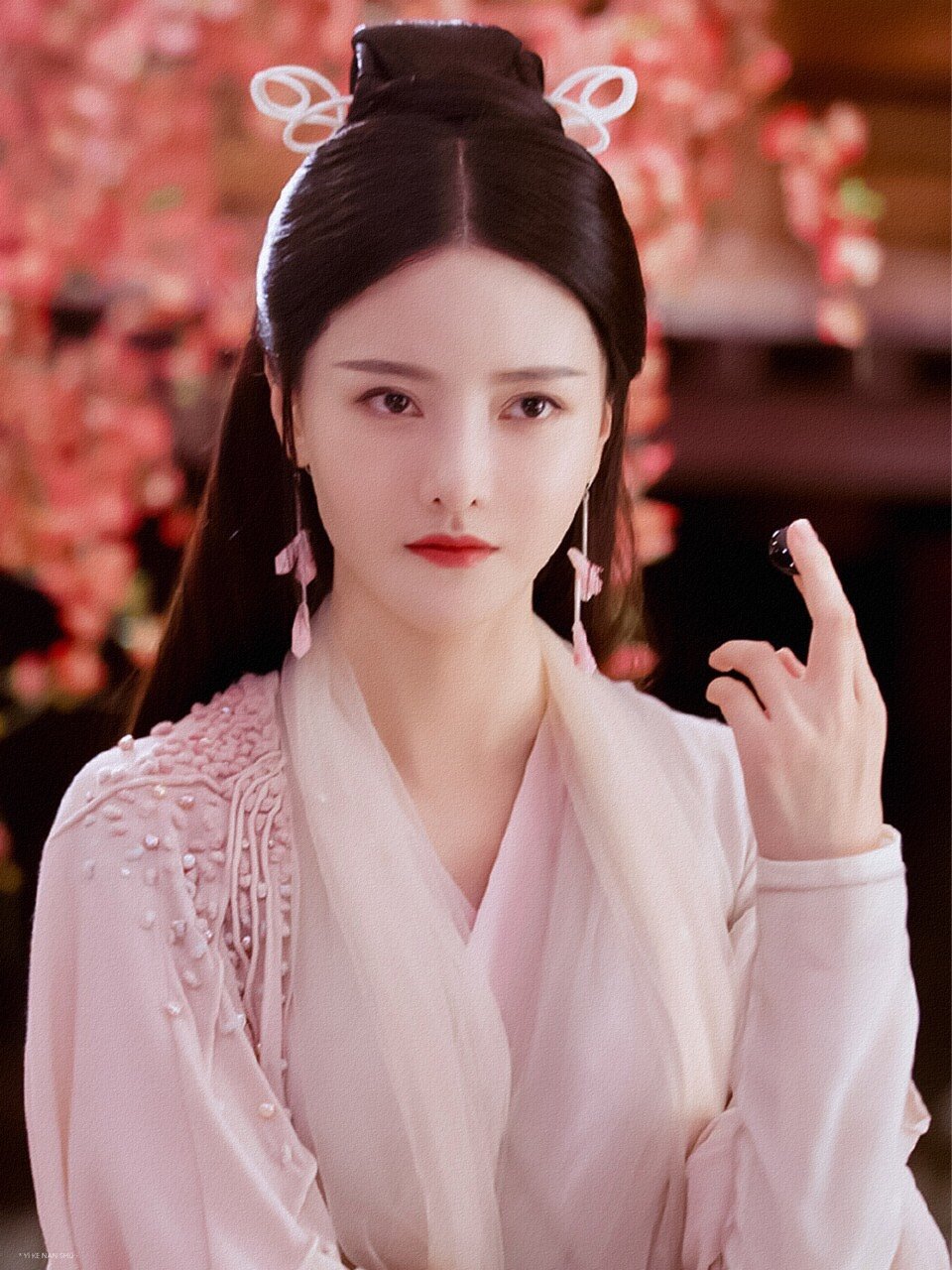 倪妮喊冤一张妖媚前卫脸被寡淡古妆陷害了