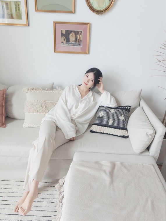 在家惯用坐姿?能躺着绝不坐着所以一天都窝在沙发上啦!