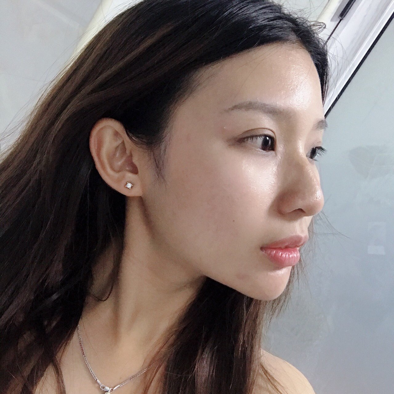 鼻强,下巴未翘,唇也未翘,应该属于边缘c