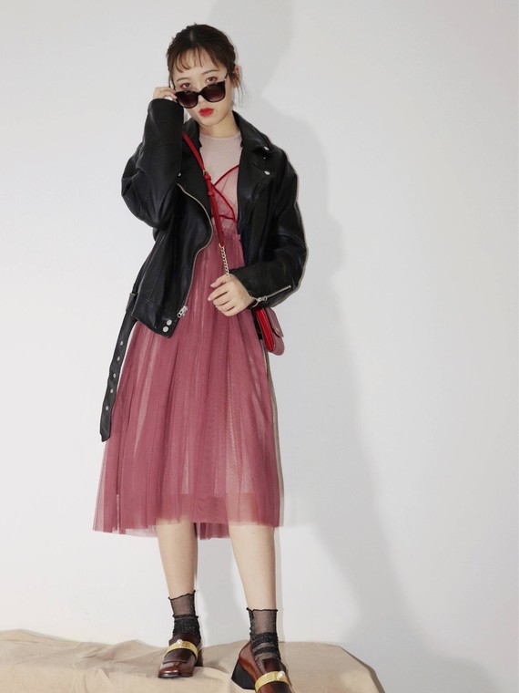 吃吃的穿搭—帅气与甜美的结合黑色皮衣搭配粉色纱裙#_圈子-新氧美容