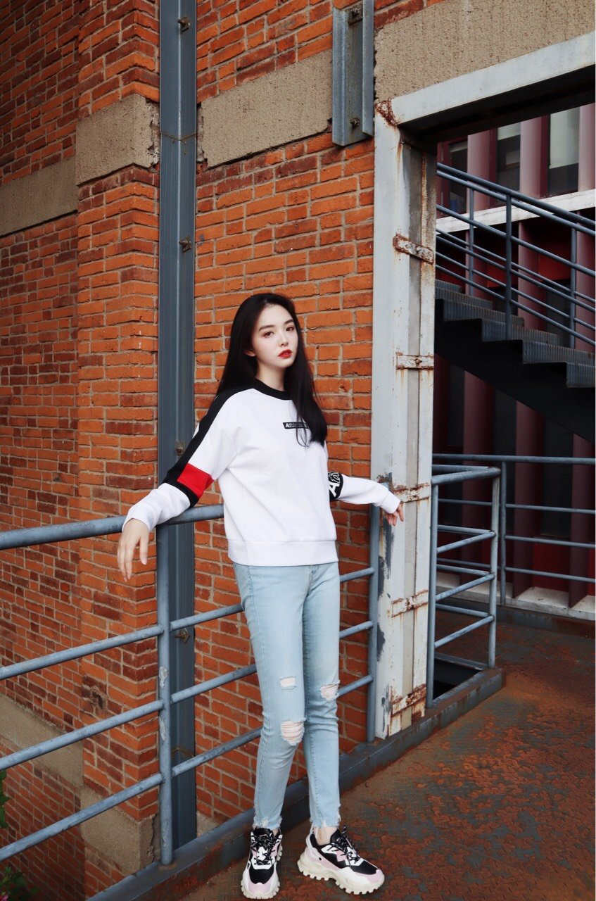 今天是运动休闲风女孩初秋显瘦显高look