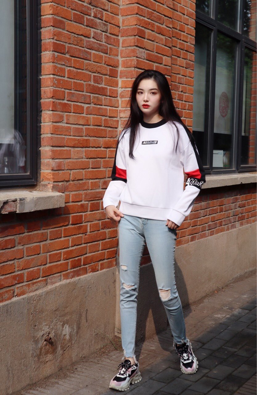 今天是运动休闲风女孩初秋显瘦显高look