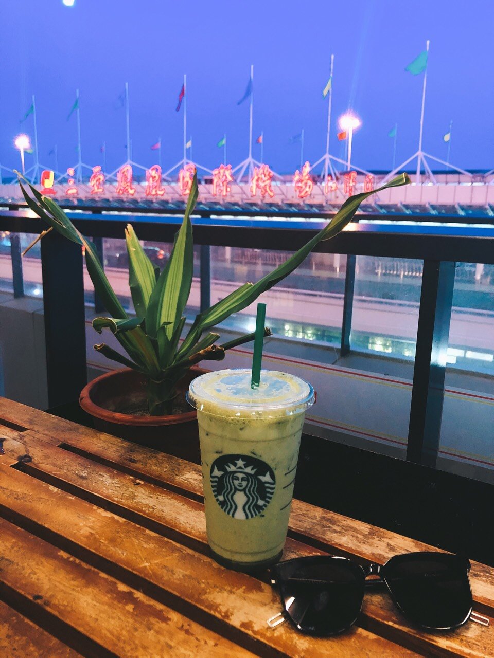 一个人喝咖啡……难道还不够孤独嘛