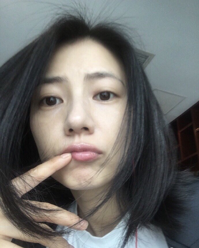 她大概就美在 首先 高圆圆的日常自拍都非常自然,很接地气的生活照