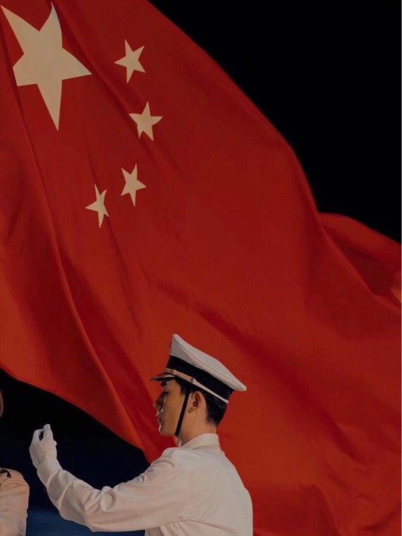 最耀眼中国红怎么少的了红旗还有帅气的兵哥哥哈哈啊哈哈