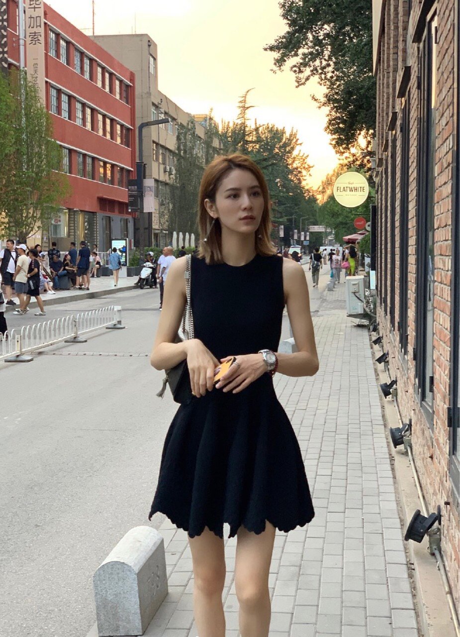 多谢大家祝福,希望大家给我们多一些空间,算是默认了车模张馨月张馨月