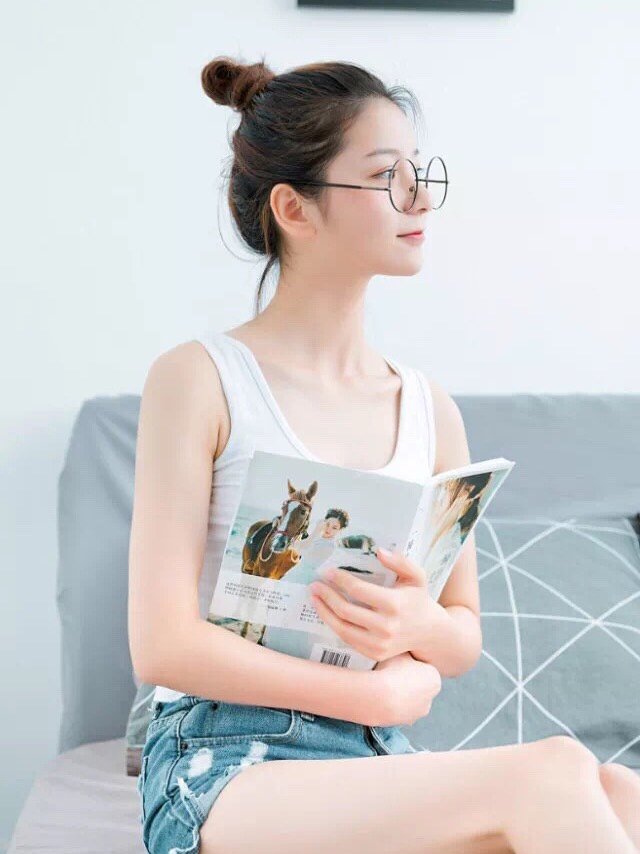 书是很多女生拍照喜欢用道具,捧着一本书的样子,不止可以遮挡显身材显