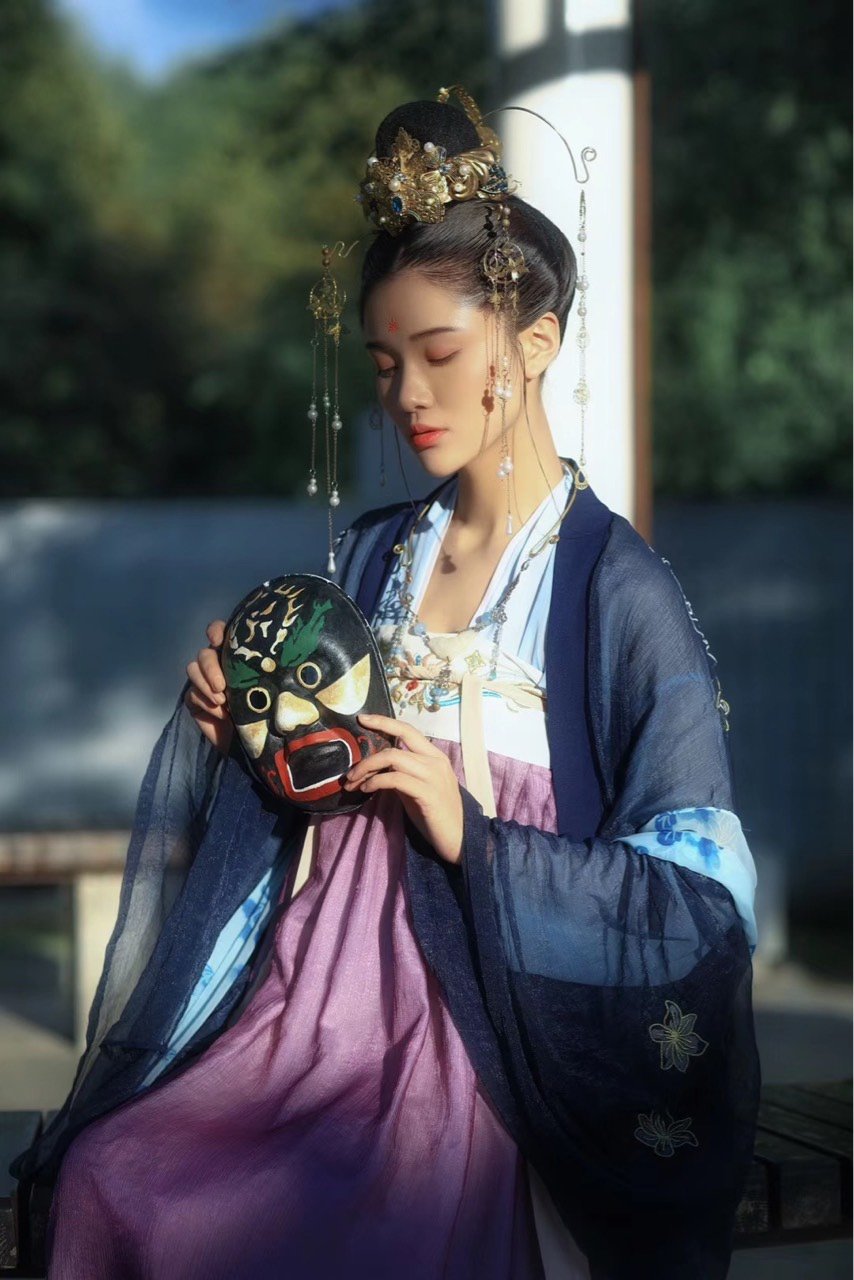 看到我手上拿的面具了嘛?还挺吓人的,哈哈