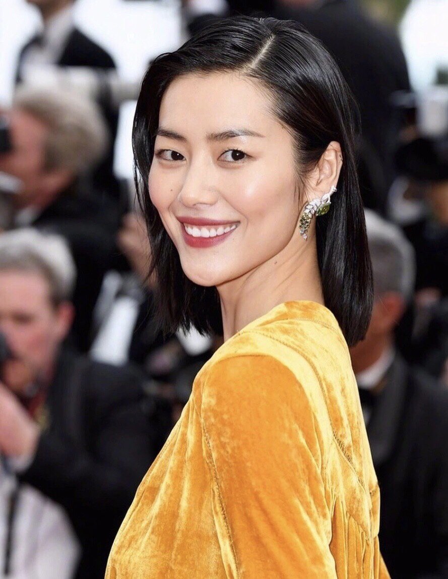 大表姐刘雯也非常喜欢露齿笑,选择一款复古红的唇膏,_圈子-新氧美容