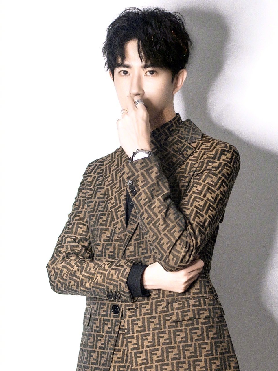 现代装的于朦胧是阳光的邻家大男孩,尤其是刘海放下来_圈子-新氧美容