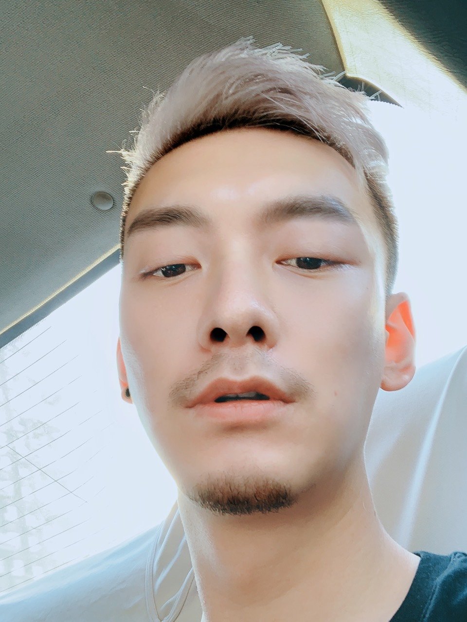 怼鼻孔自拍法测颜值