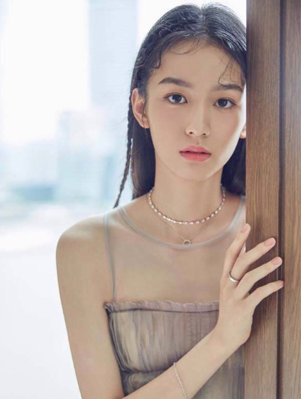 随着《少年的你》热映,女二"周也"引起了人们的关注.