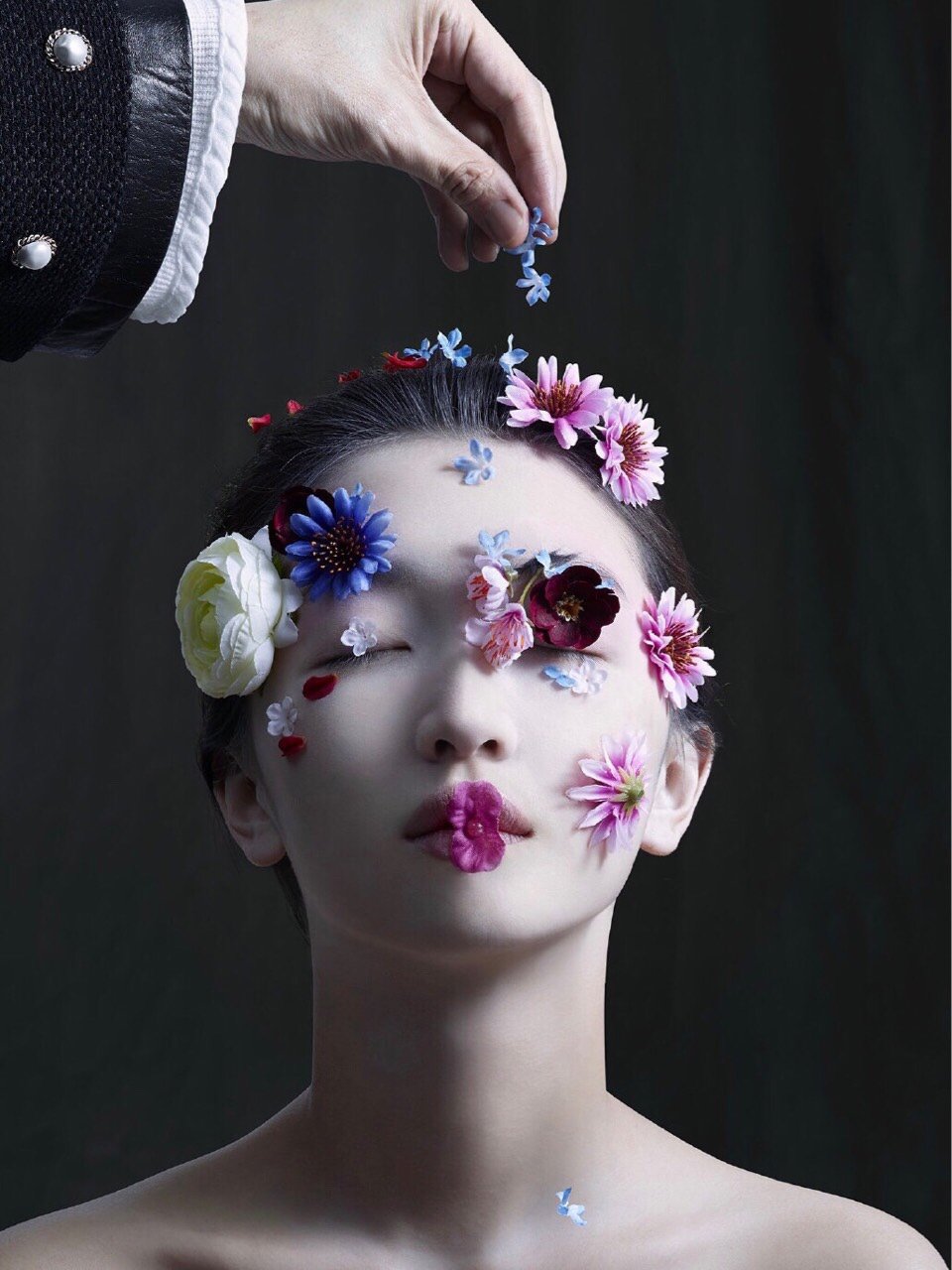 图一是angelababy日常妆,图二是王菲化妆师zing给ab画的妆 ♀"因为凡