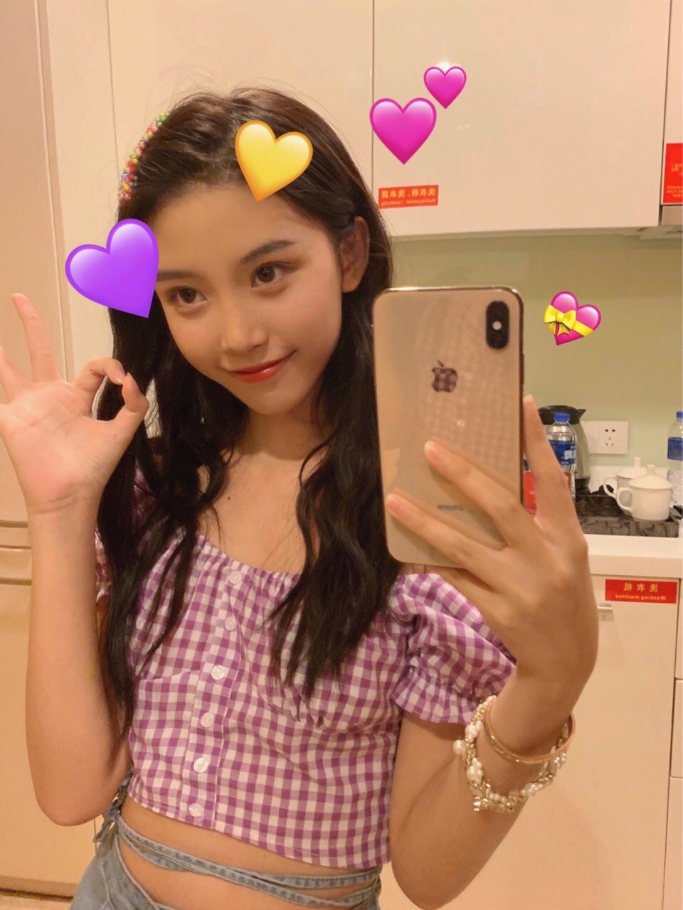 知名网红阿沁在微博发文,宣布与多年男友刘阳分手,原因是疑似男友出轨