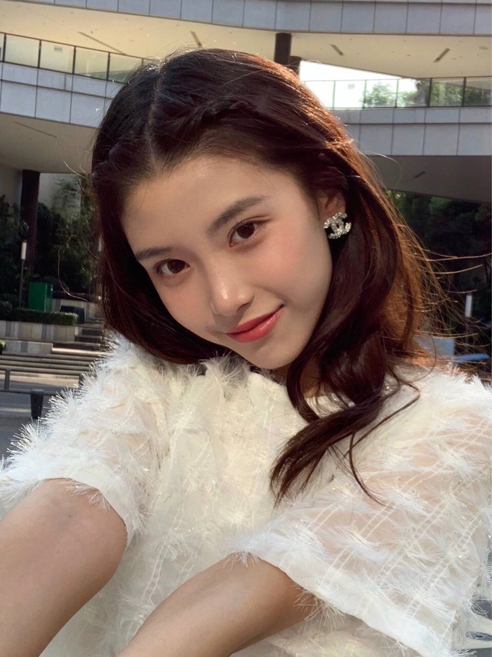 知名网红阿沁在微博发文,宣布与多年男友刘阳分手,原因是疑似男友出轨