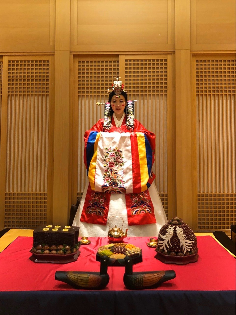 韩国传统婚服,桌子上有一对儿木头鸳鸯好呆萌啊