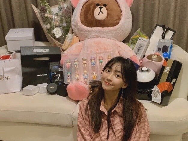 妹子微博名叫duebass,粉丝叫她七七,据说真名叫漆美芳,今年22岁,出生