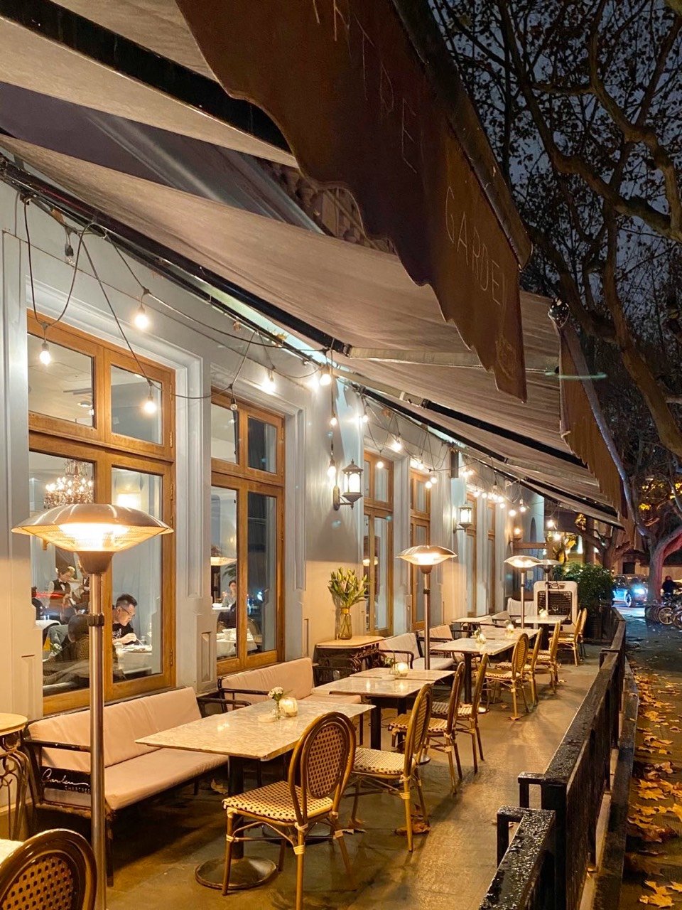 油画风复古法式西餐厅像从电影里走出来