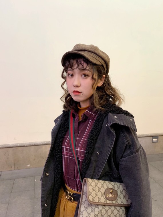 吃吃的穿搭-古灵精怪的卷发少女出街look