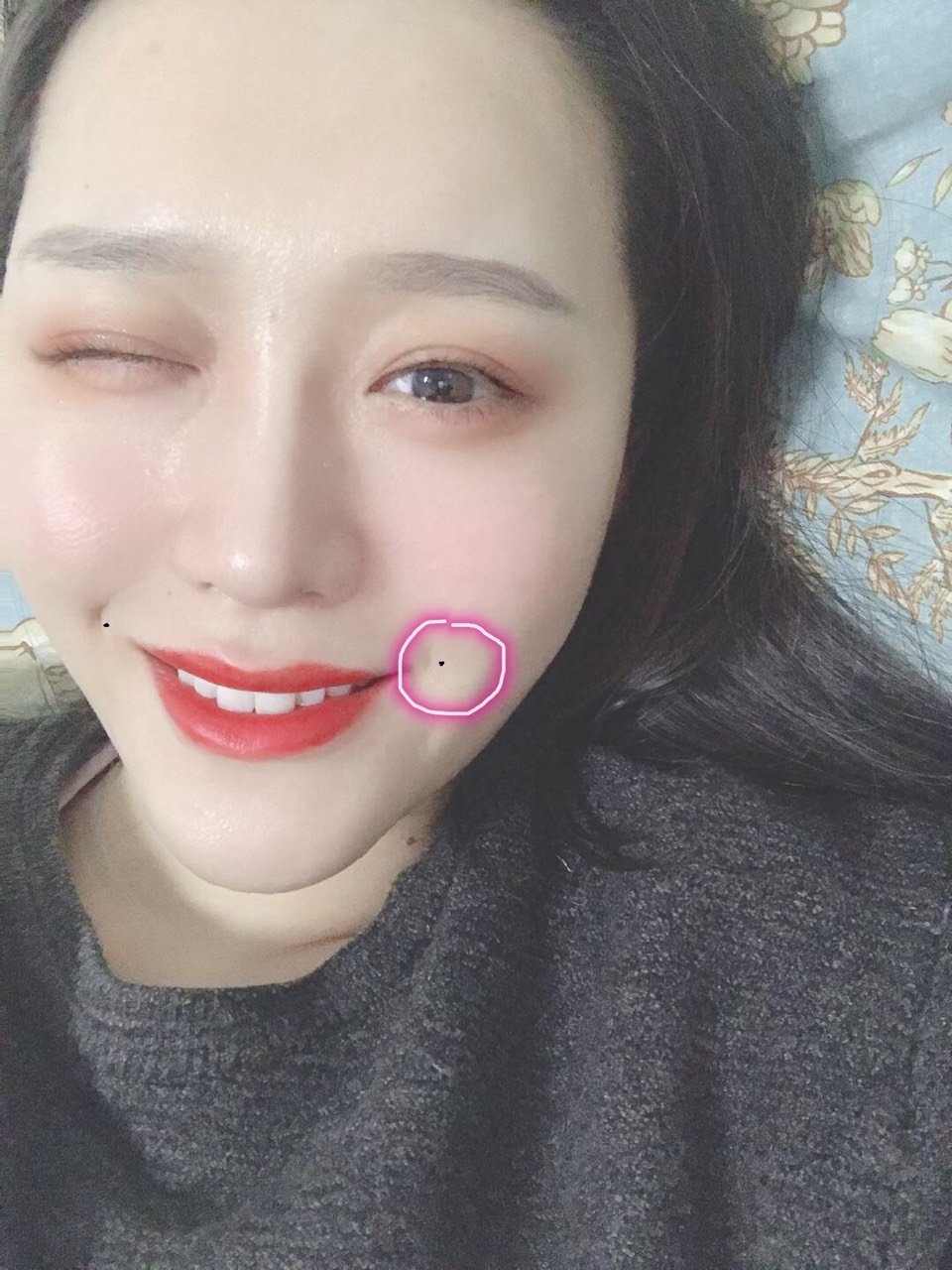 点了两个酒窝痣,要多笑啊.