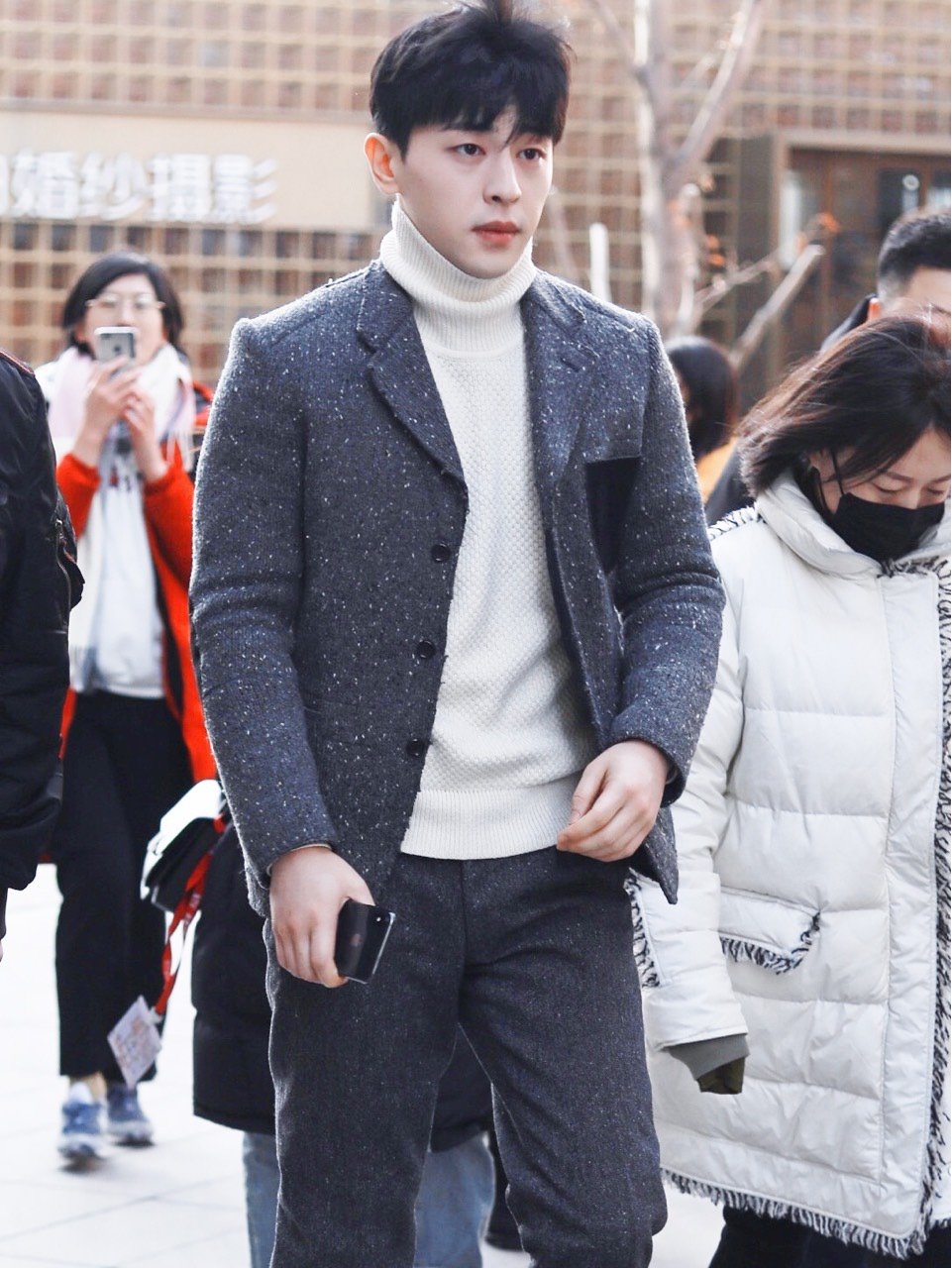 邓伦完美诠释了男生完美的肩颈线!高领毛衣搭配休闲外套真的特别帅!