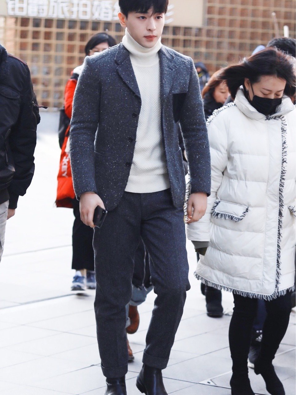 邓伦完美诠释了男生完美的肩颈线!高领毛衣搭配休闲外套真的特别帅!