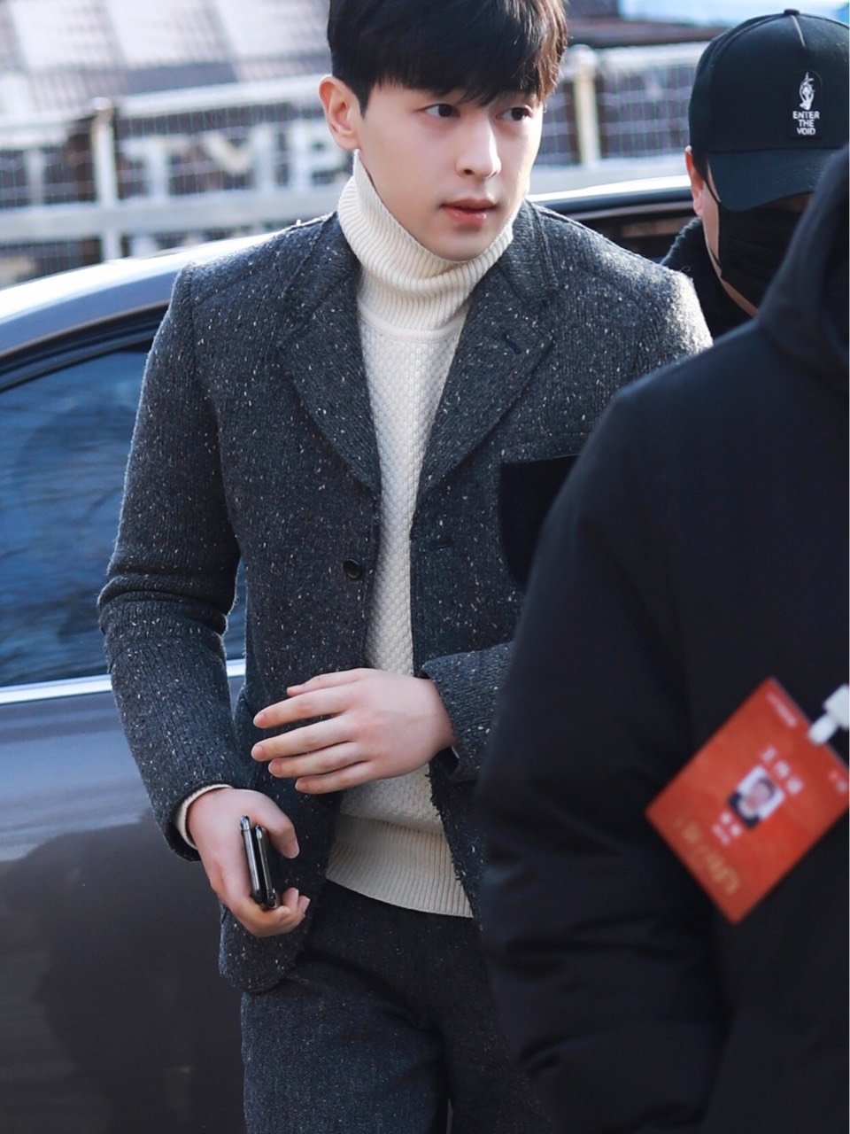 邓伦完美诠释了男生完美的肩颈线!高领毛衣搭配休闲外套真的特别帅!