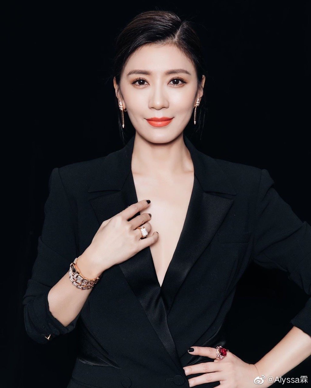 自己身边有个女生长得十分漂亮,属于那种去到酒吧无数男生搭讪的女生.