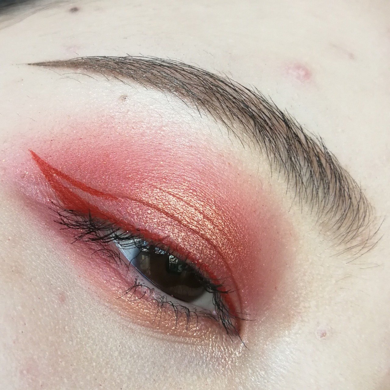 剪纸般的红色眼尾,用红色眼线笔细细勾勒