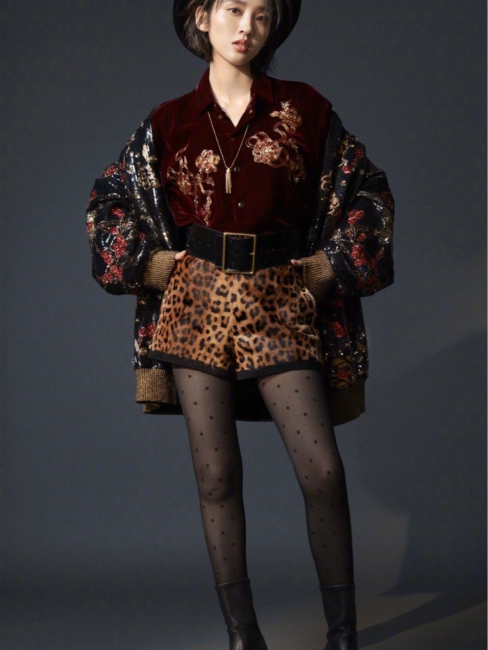 说到治愈系笑容,我第一想到的肯定是唐艺昕,说实话