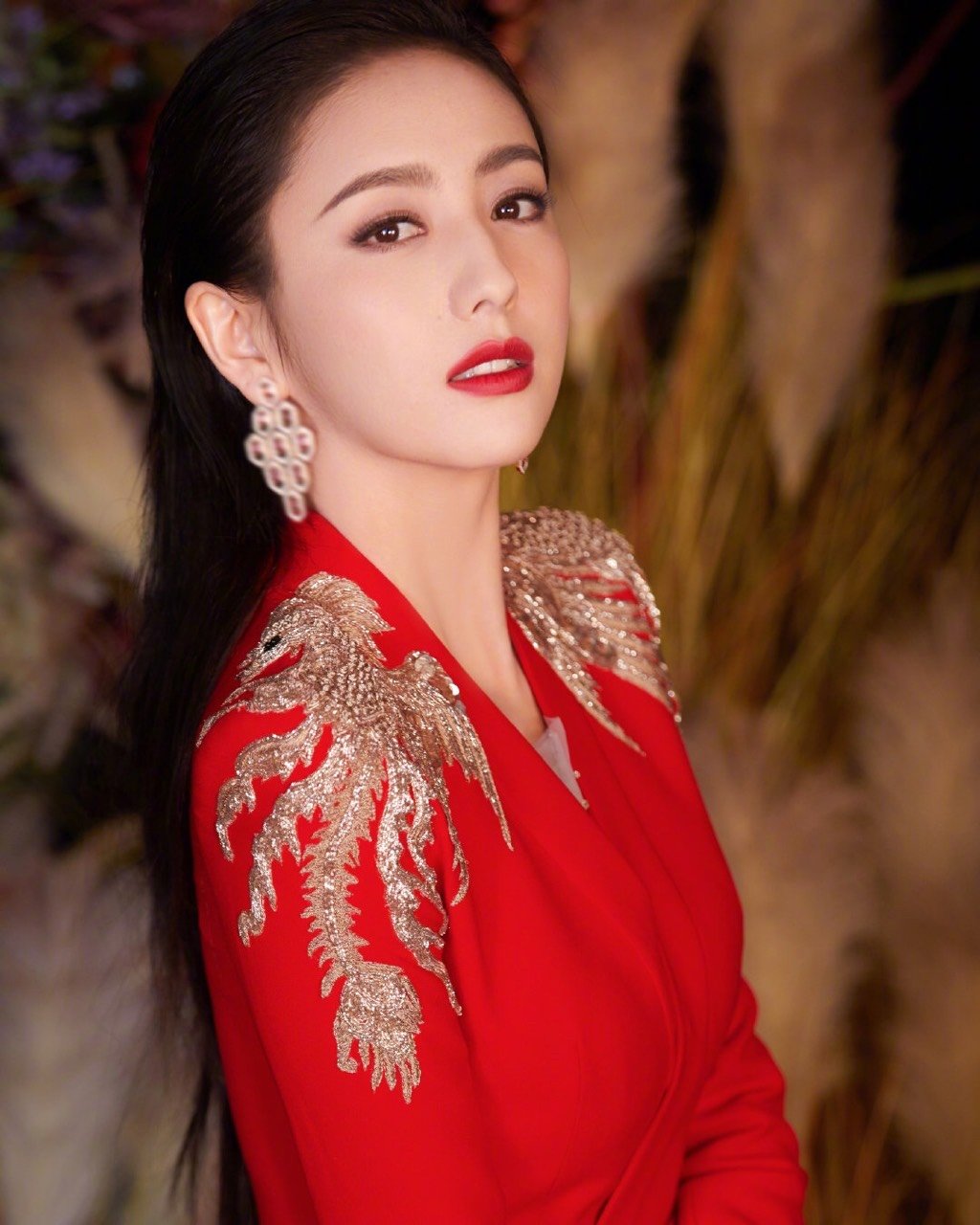 2020鼠年央视春晚进行不到一小时,佟丽娅的美就引_圈子-新氧美容整形