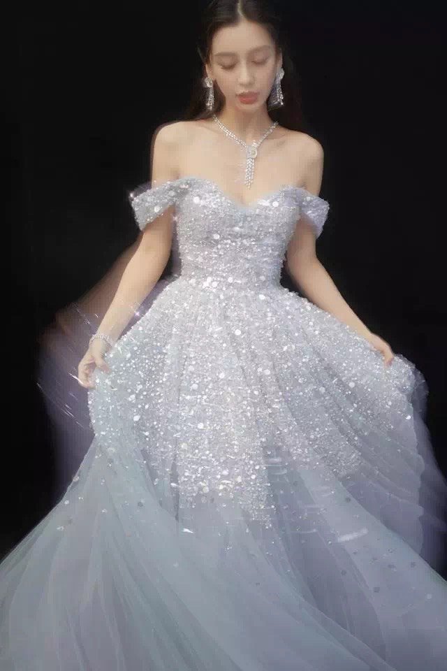 例如angelababy身上这一条就是白色的抹胸长裙,这条裙子之所以像婚纱