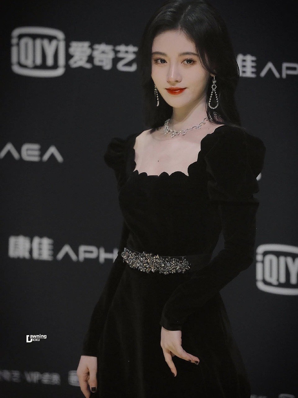 前段时间尖叫之夜鞠婧祎的整体造型可以说是slay全场,少女脸搭配复古