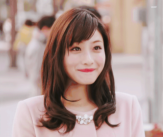 从《失恋巧克力职人》石原里美开始被大家所关注,但是对比她刚出凳北