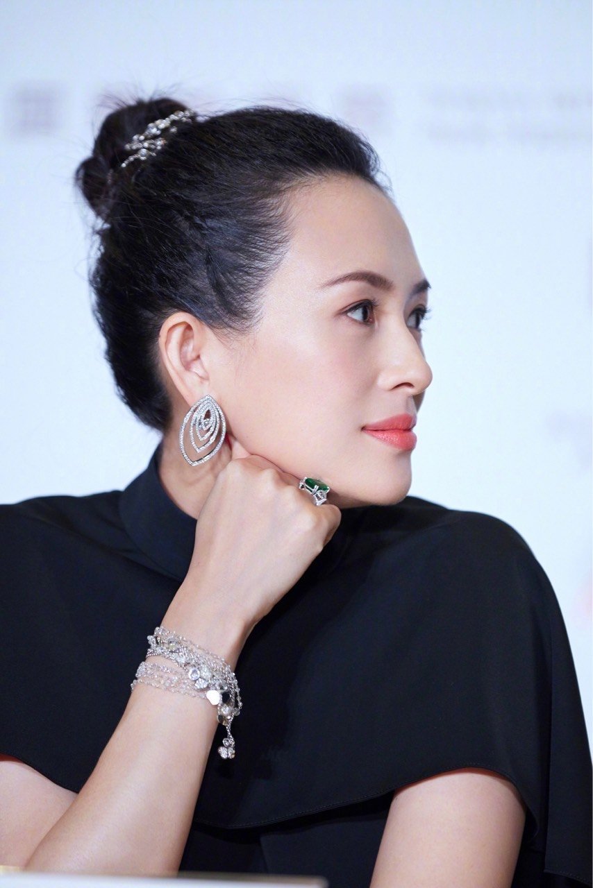 21岁的孟美岐和40岁的章子怡同框,骨感脸的抗老优势一下就能体验出来.