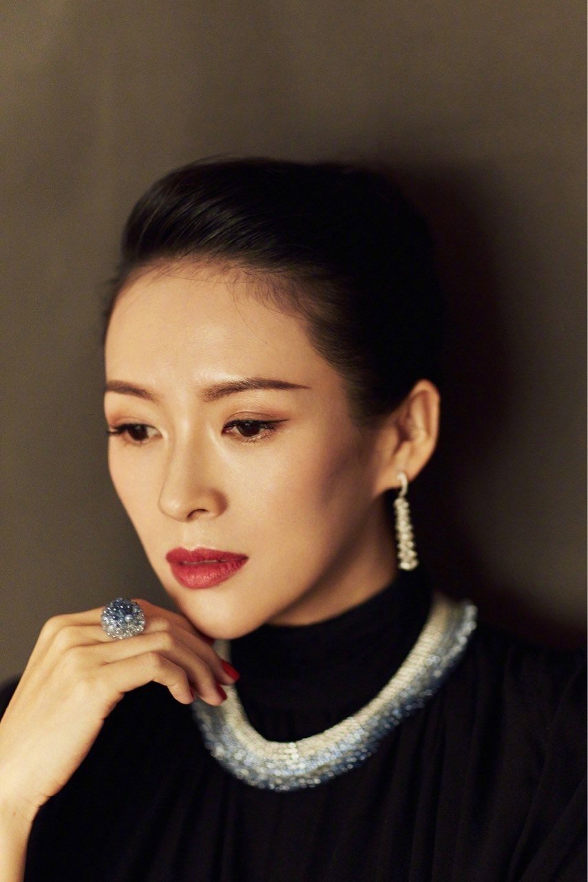 21岁的孟美岐和40岁的章子怡同框,骨感脸的抗老优势一下就能体验出来.