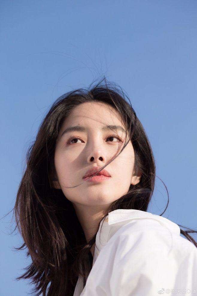 杨采钰,算是我心里的淡颜系美人吧.