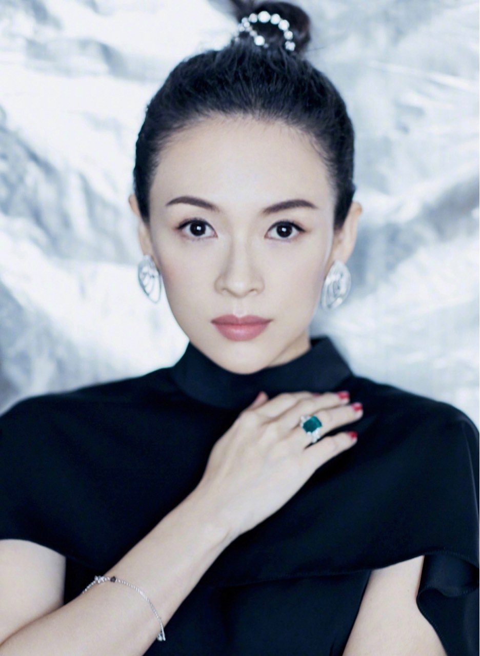 21岁的孟美岐和40岁的章子怡同框,骨感脸的抗老优势一下就能体验出来.