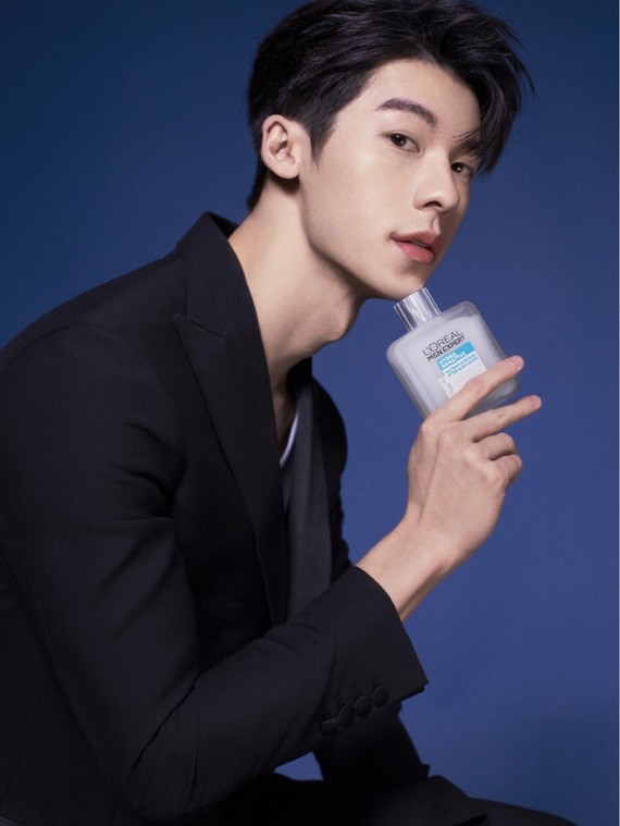 我们光汉的侧面不止三高呢!那个优秀喉结是第四高