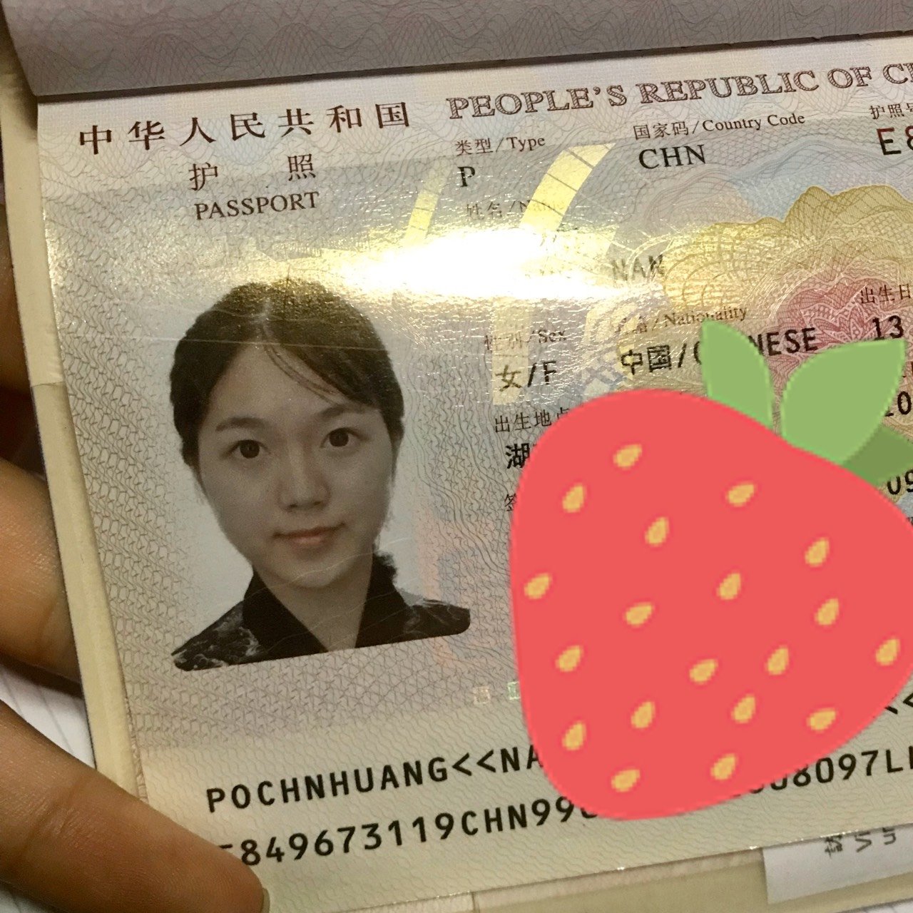 最好看的证件照竟然是护照上的照片,还是素颜拍出来的