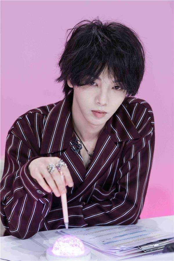 96男明星中削下颌角最狠的,我觉得是华晨宇.