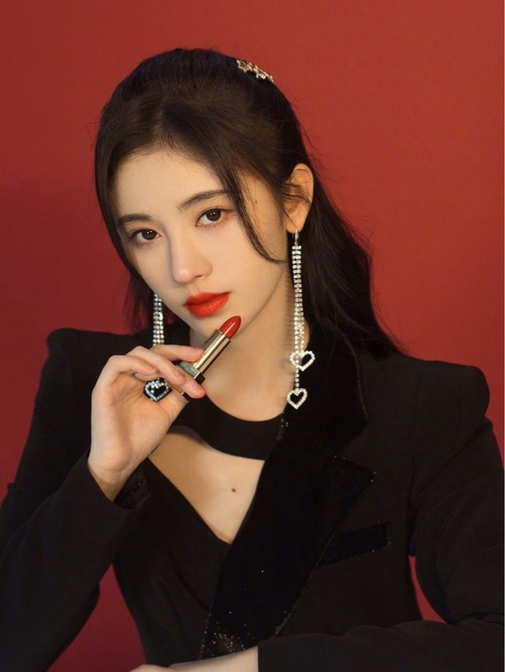 鞠婧祎的鼻子是真的崩了吧