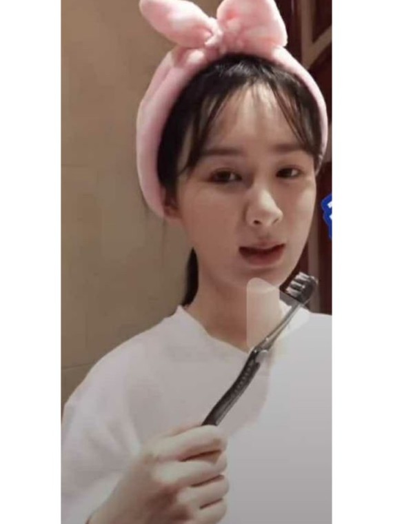 杨紫素颜出镜,下巴处亮了7878789898最近杨紫剧组也准_圈子