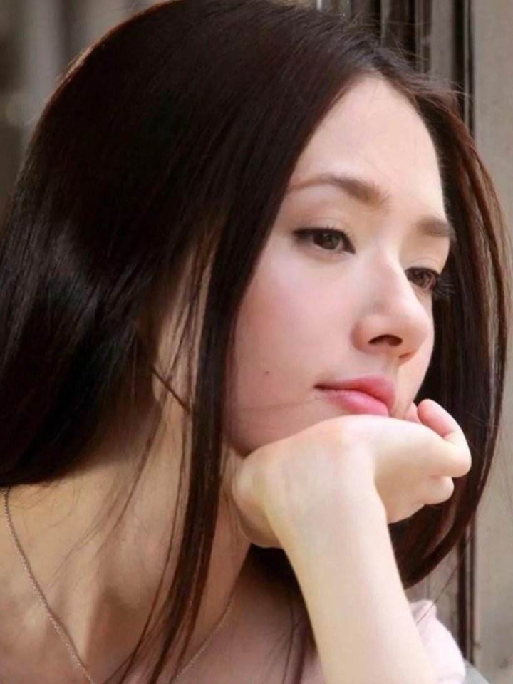 很喜欢郭碧婷这种气质型的女生,小时候看益达广告的时候觉得这姑娘也